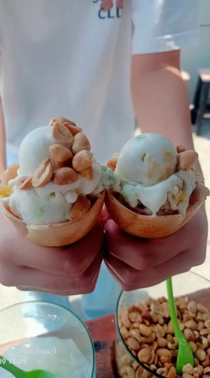 เจี๊ยบลพบุรีไอศครีมกะทิ น้ำมะพร้าวสด น้ำช่อดอกมะพร้าว