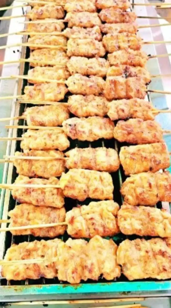 หมูปิ้งน้องออกัสและผลไม้พร้อมทาน