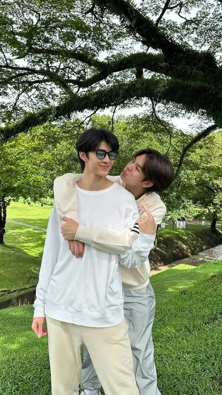 ชาวแอเรียนอนดึก คุยเล่น