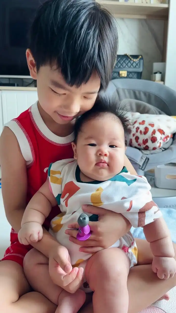 หม่ามี้ลูกสอง 👦🏻👧🏻 เฮียนิวตรอน น้องนิวทรัล