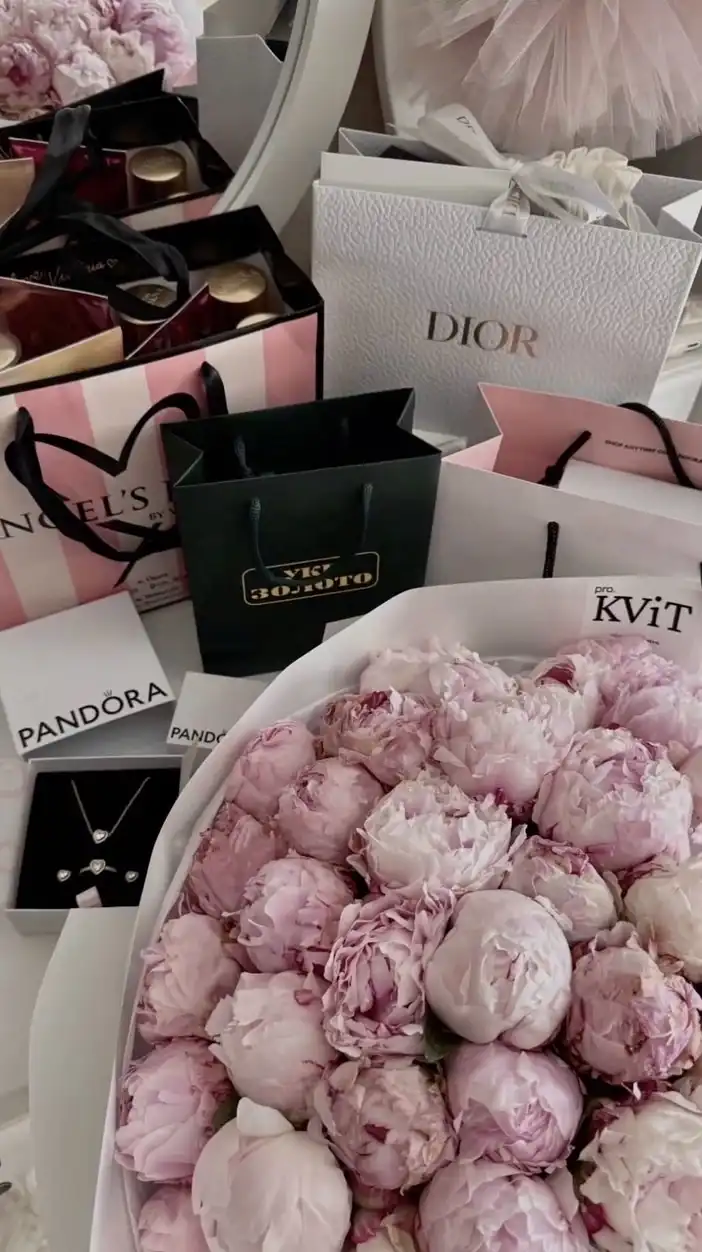 พร้อมส่ง/พรีออเดอร์ ของแบรนด์แท้🛍️ สด/ผ่อน By:Cnnshop