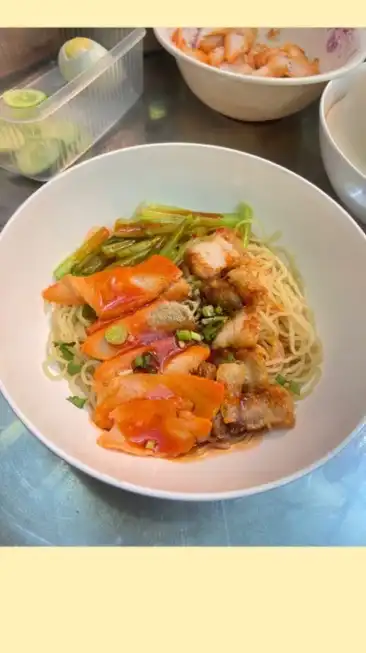 ชายสี่ บะหมี่เกี๊ยวหน้าโฮมสวีทอ่าวอุดม