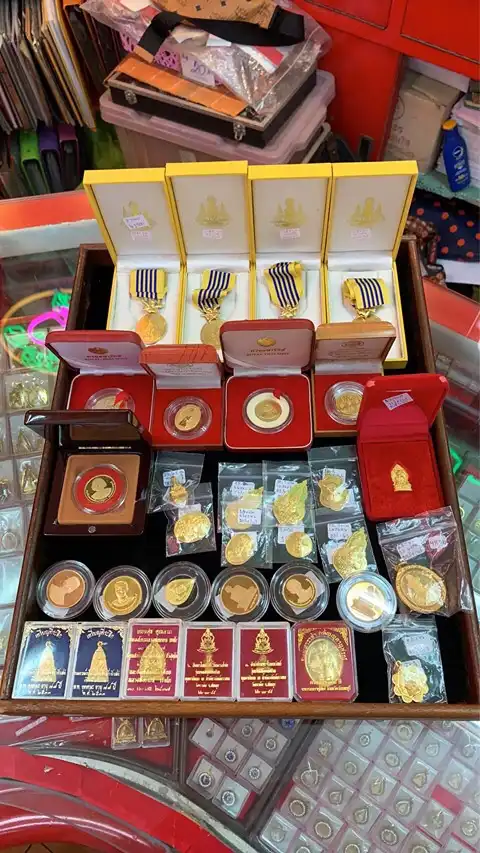 พระทองคำ เหรียญทองคำ by ห้างทองหย่งฮะเส็ง