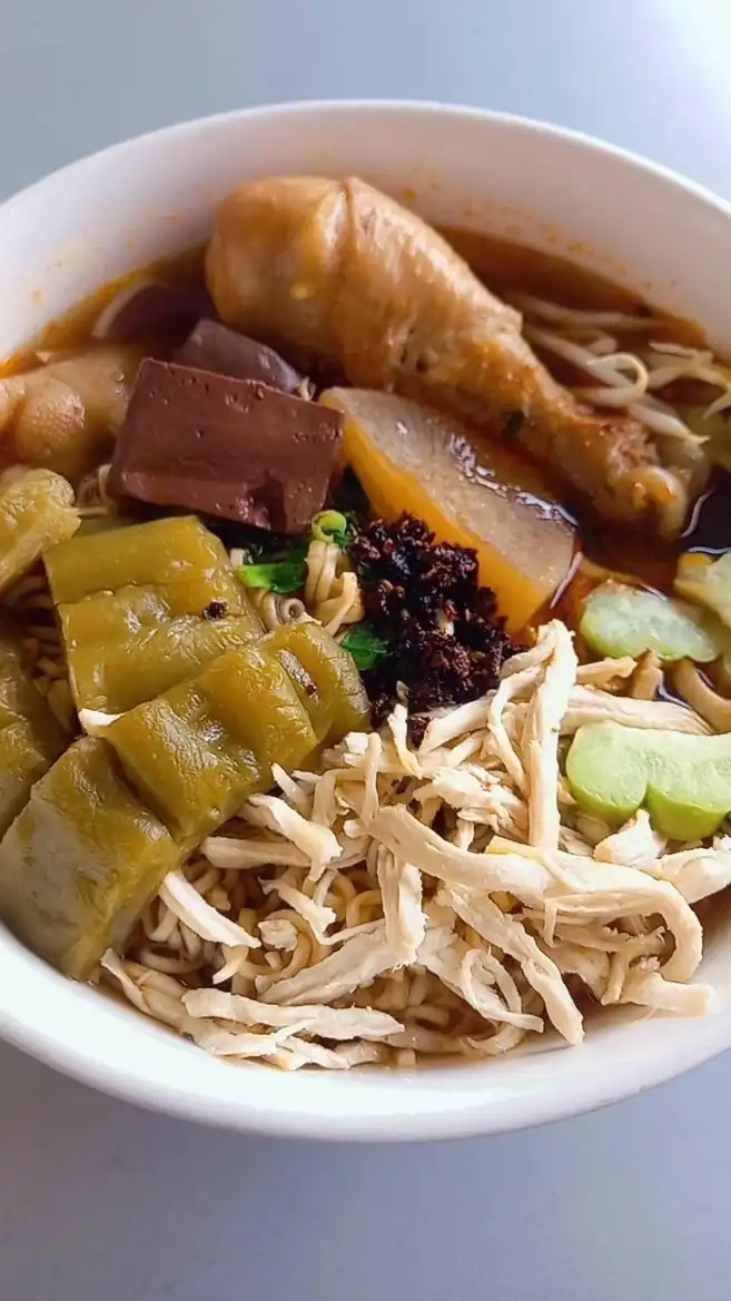 ก๋วยเตี๋ยวไก่ตุ๋น รสเด็ด หลังมอ