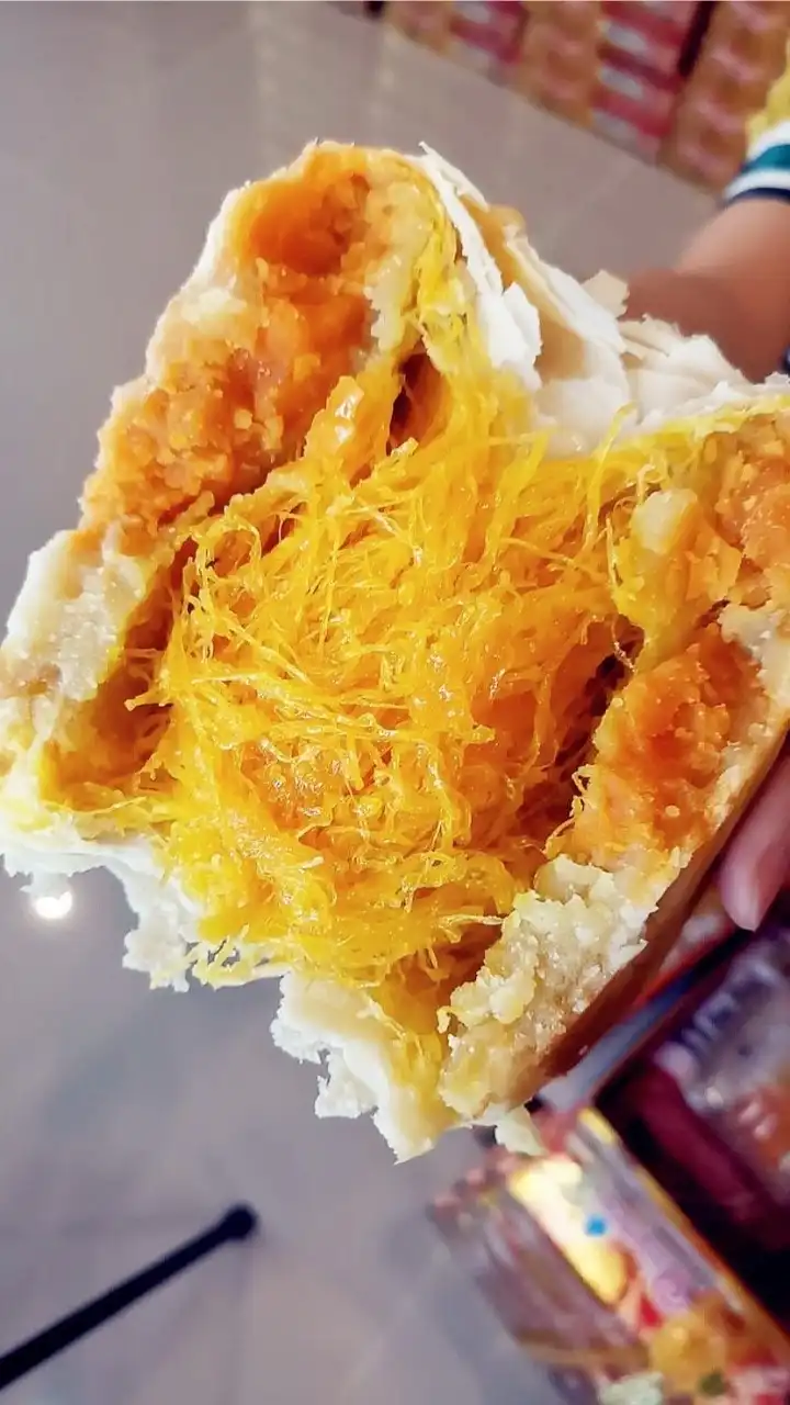 เจ๊พู่ เปี๊ยะไข่ทะลัก🥮 อร่อยซอย8