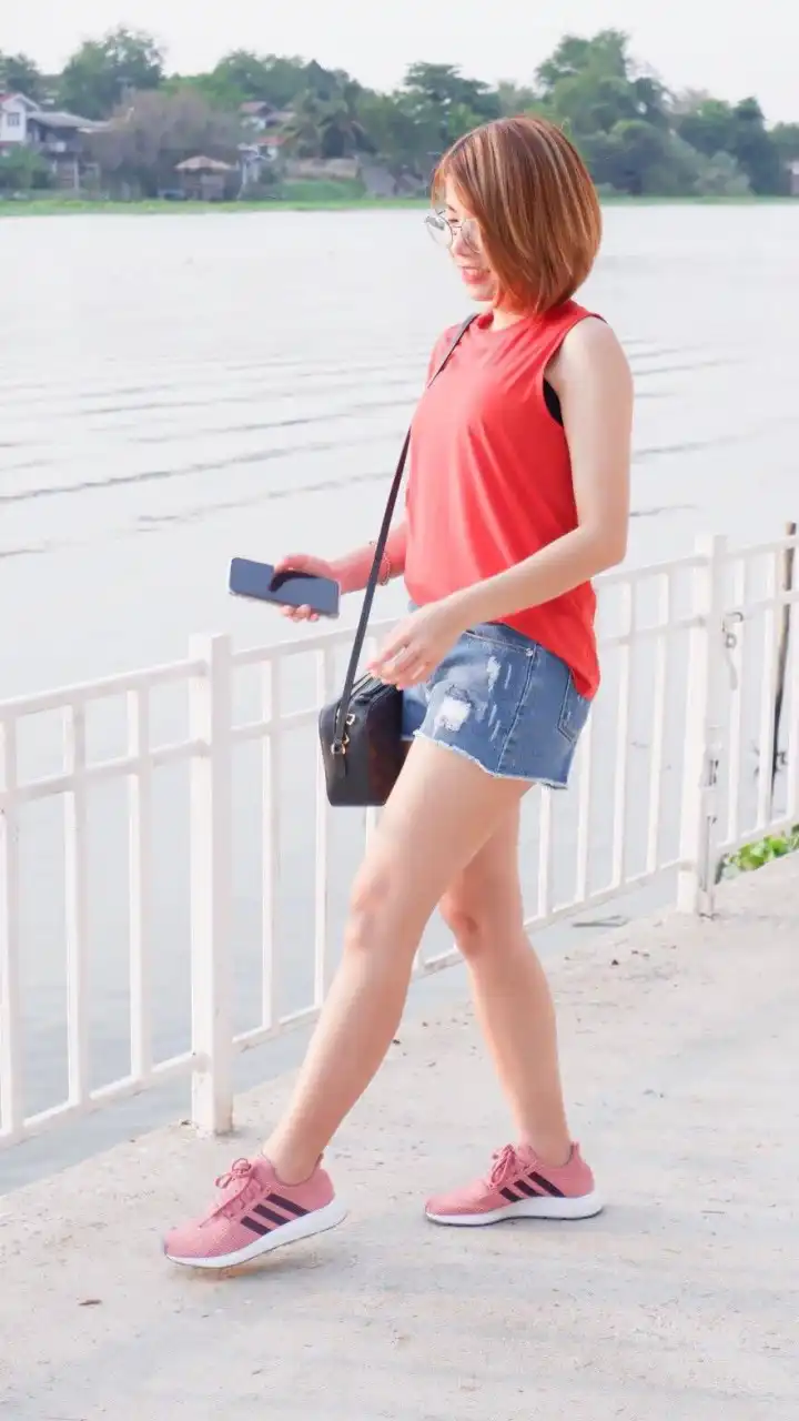 ห้องขายเสื้อผ้า บริษัท วีที