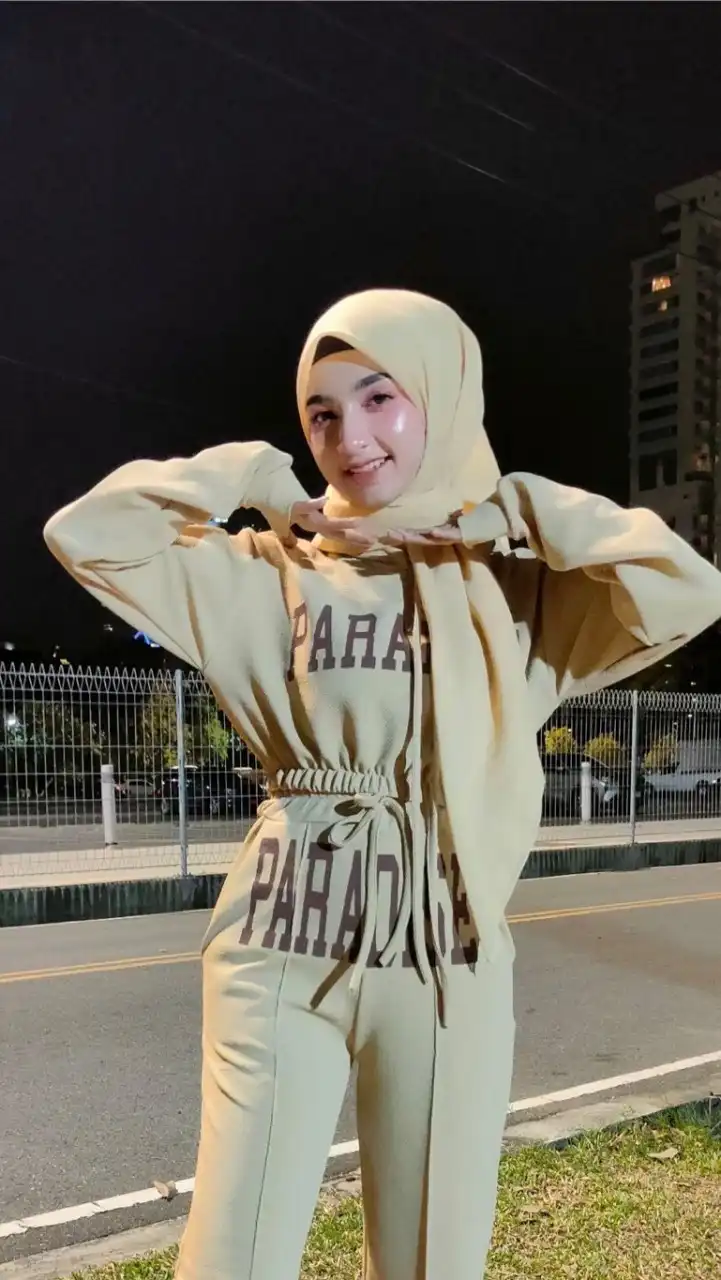 ตัวแทนจำหน่ายเสื้อผ้าแฟชั่นราคาส่งby far