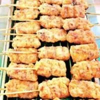 หมูปิ้งน้องออกัสและผลไม้พร้อมทาน