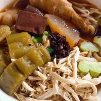 ก๋วยเตี๋ยวไก่ตุ๋น รสเด็ด หลังมอ