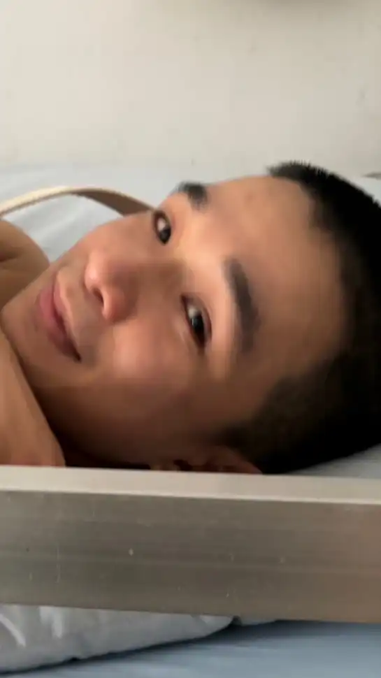 閉眼肅站喔