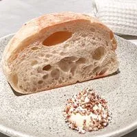 賴著不走