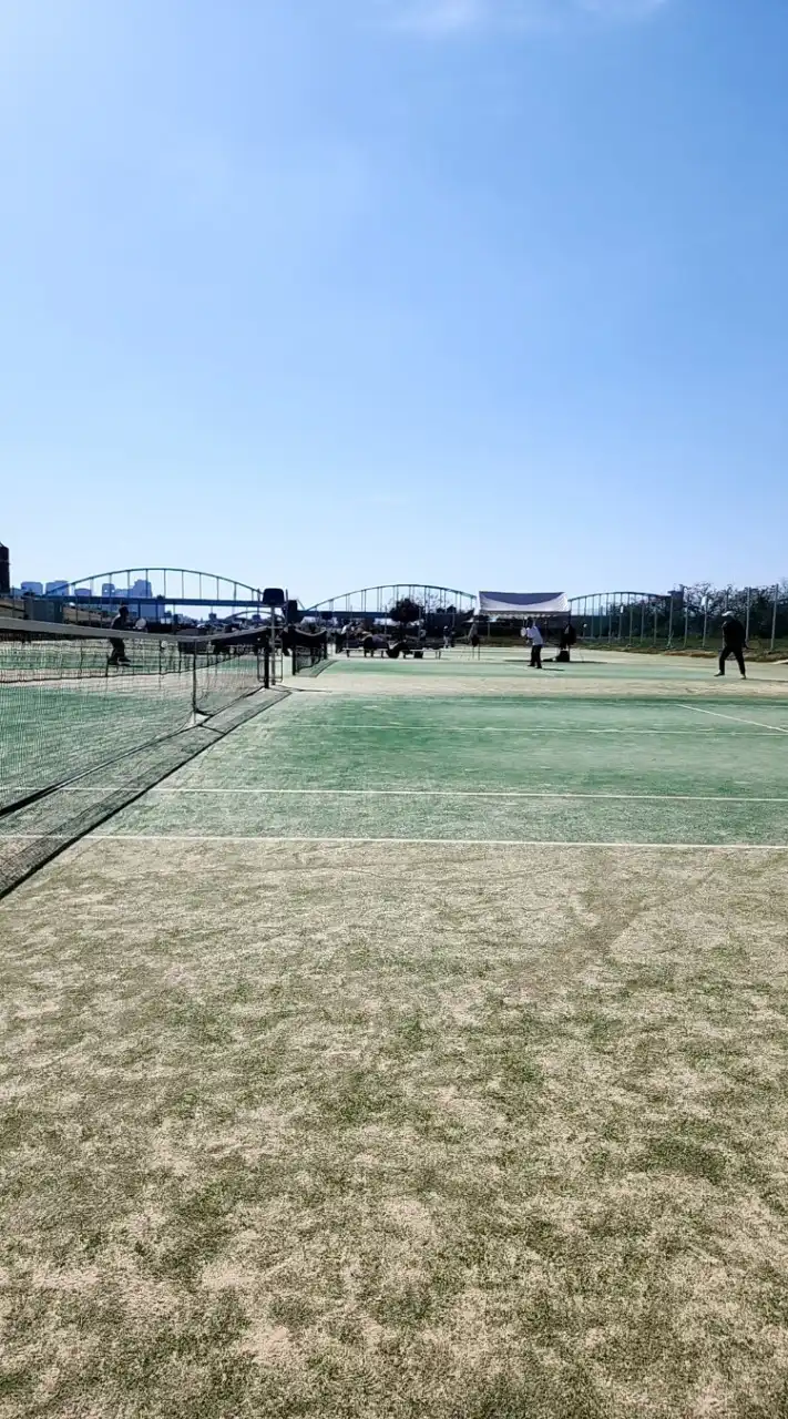 淀川河川敷赤川でテニス
